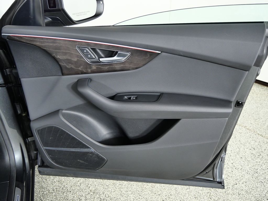 Thumbnail: 2020 Audi Q8 - 20