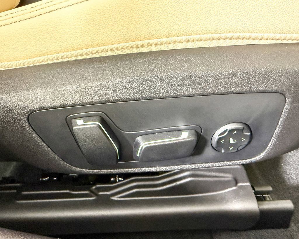 Thumbnail: 2025 BMW 3 Series - 24