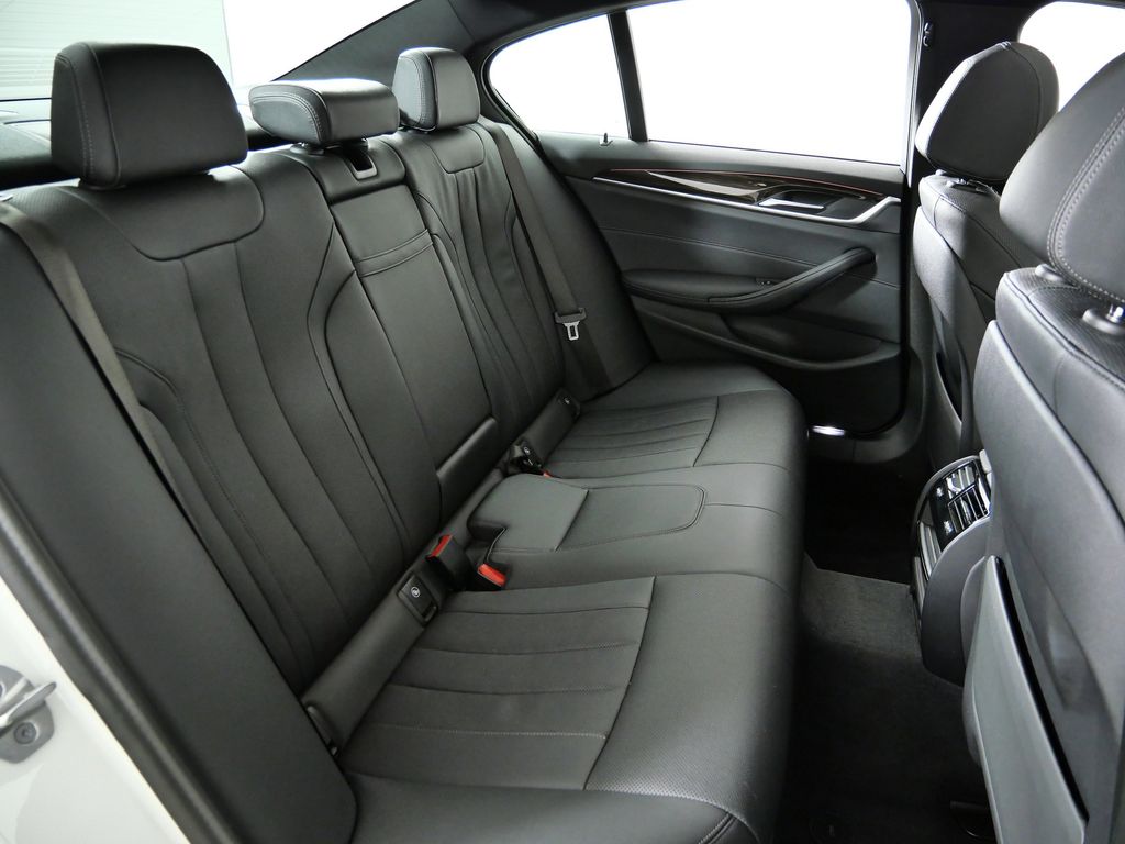 Thumbnail: 2022 BMW 5 Series - 26