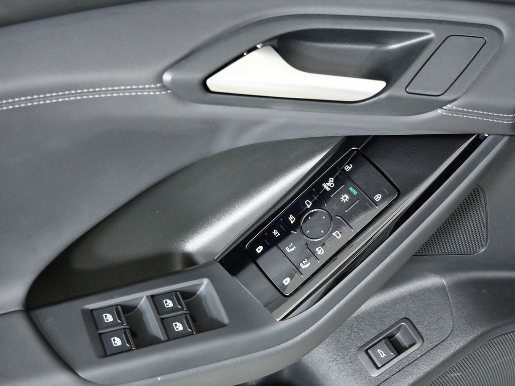 Thumbnail: 2025 Audi Q6 e-tron - 35