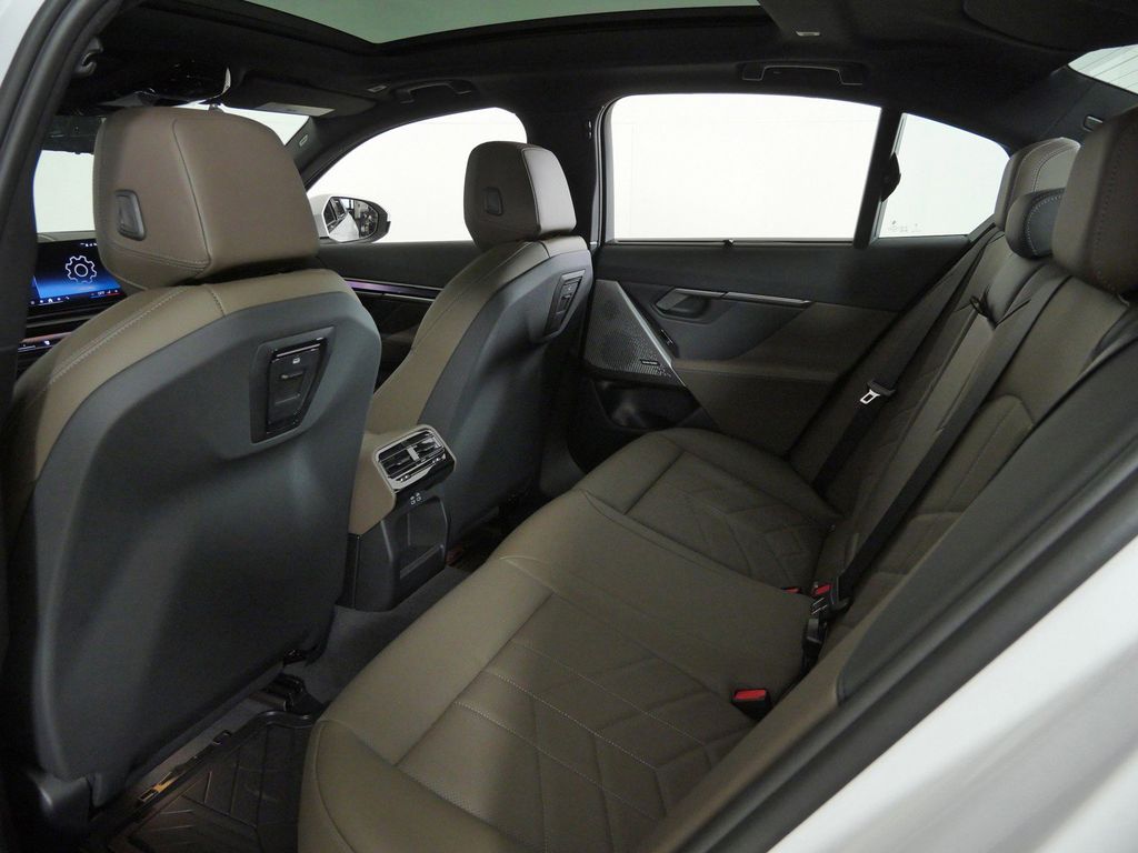 Thumbnail: 2027 BMW 5 Series - 31