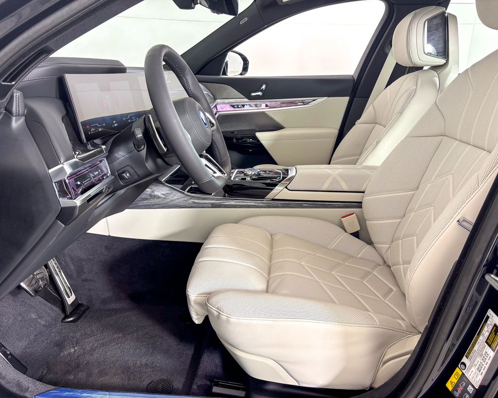 Thumbnail: 2025 BMW 7 Series - 29