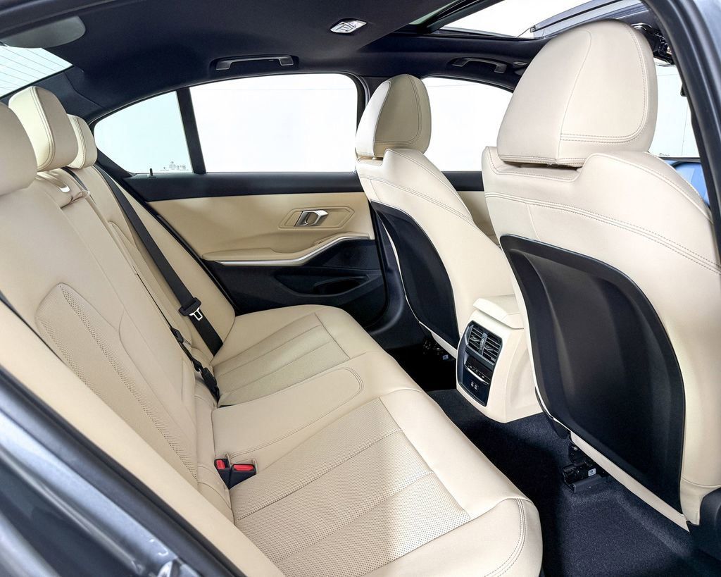 Thumbnail: 2025 BMW 3 Series - 26