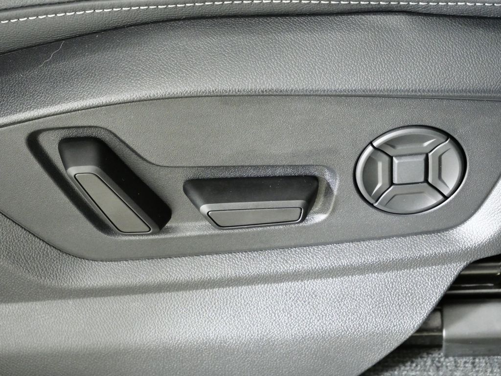 Thumbnail: 2023 Audi Q8 - 22