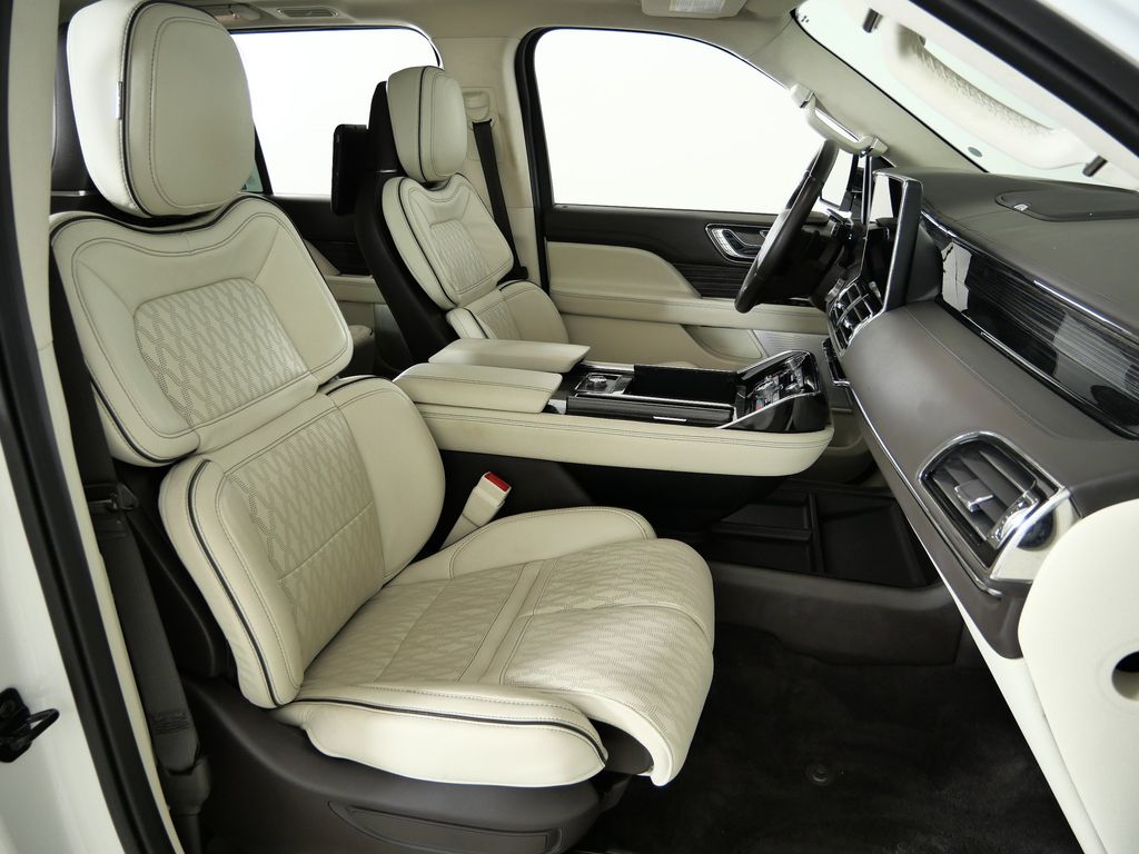 Thumbnail: 2023 Lincoln Navigator L - 22