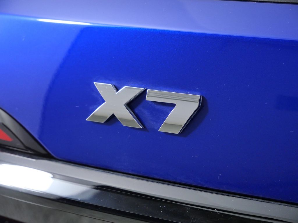 Thumbnail: 2025 BMW X7 - 16