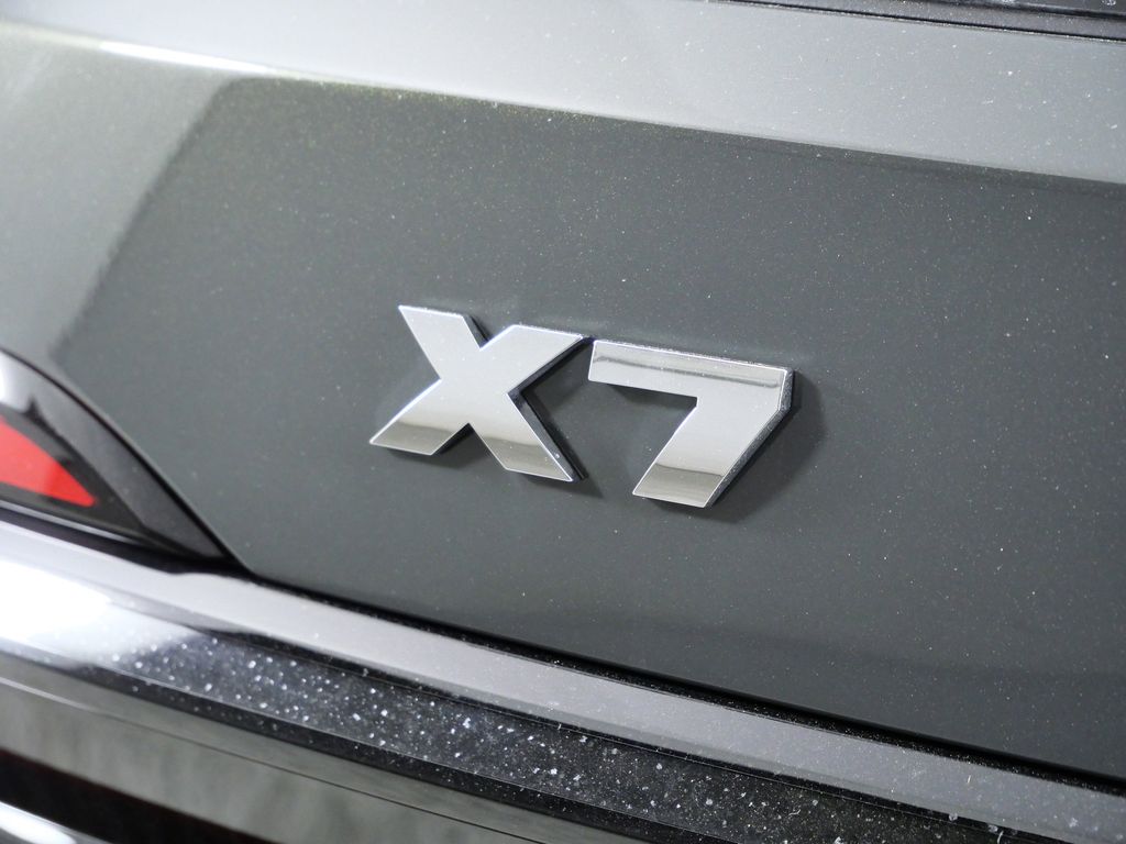 Thumbnail: 2026 BMW X7 - 13