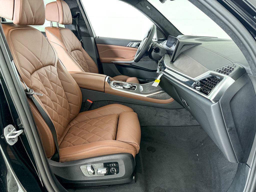 Thumbnail: 2026 BMW X7 - 23