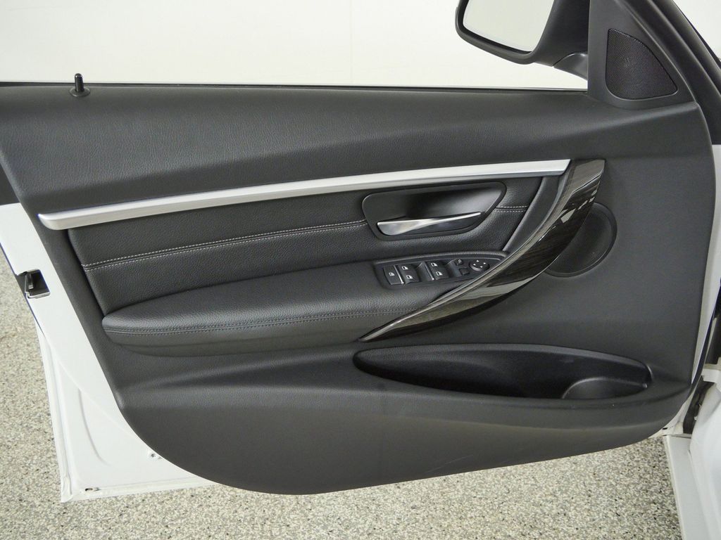 Thumbnail: 2017 BMW 3 Series - 31