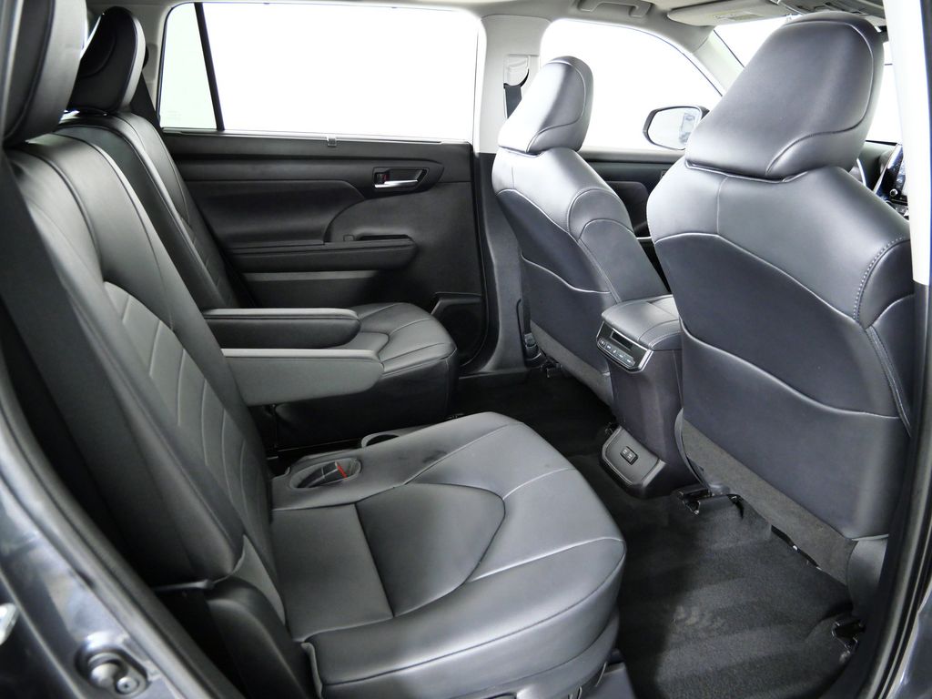 Thumbnail: 2020 Toyota Highlander - 25