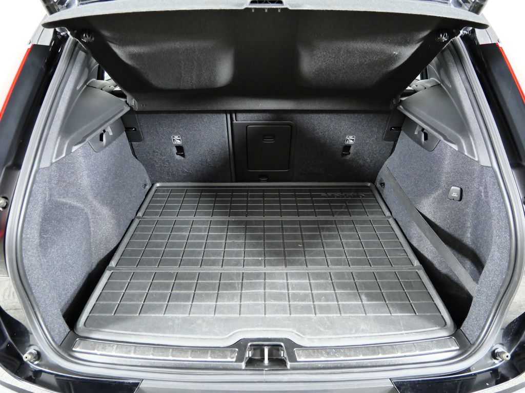 Thumbnail: 2021 Volvo XC40 - 28