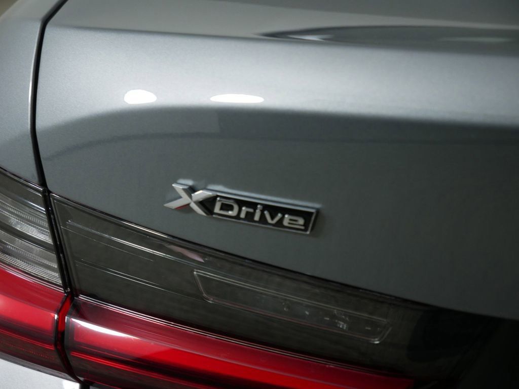 Thumbnail: 2025 BMW 3 Series - 14