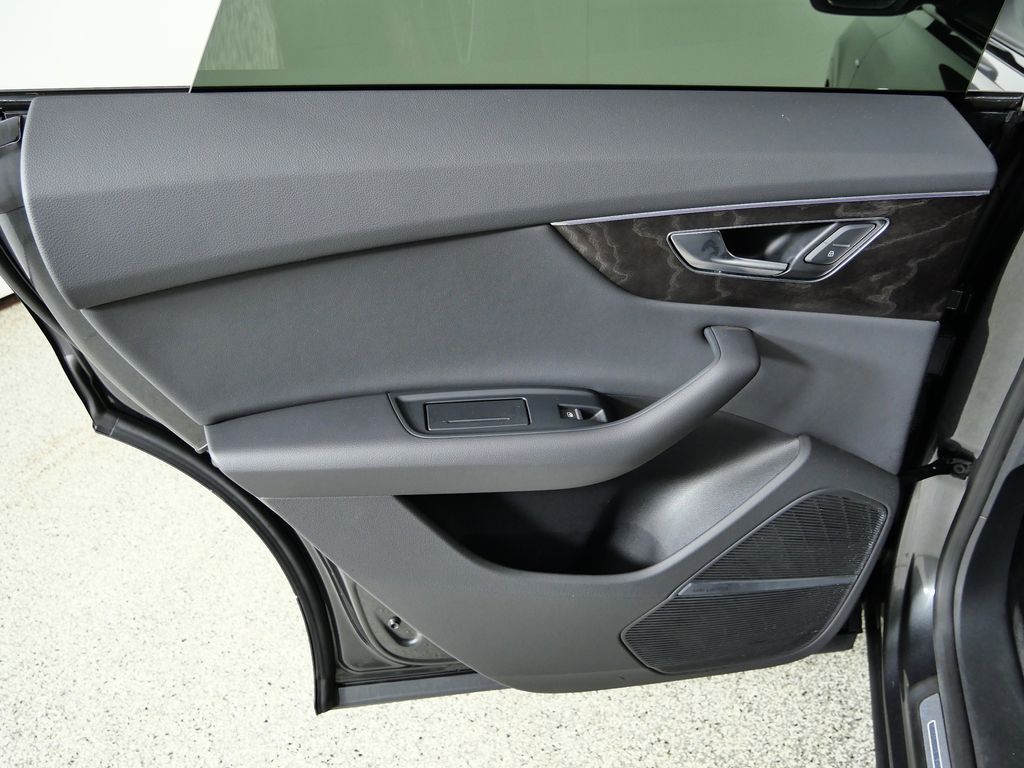 Thumbnail: 2020 Audi Q8 - 31