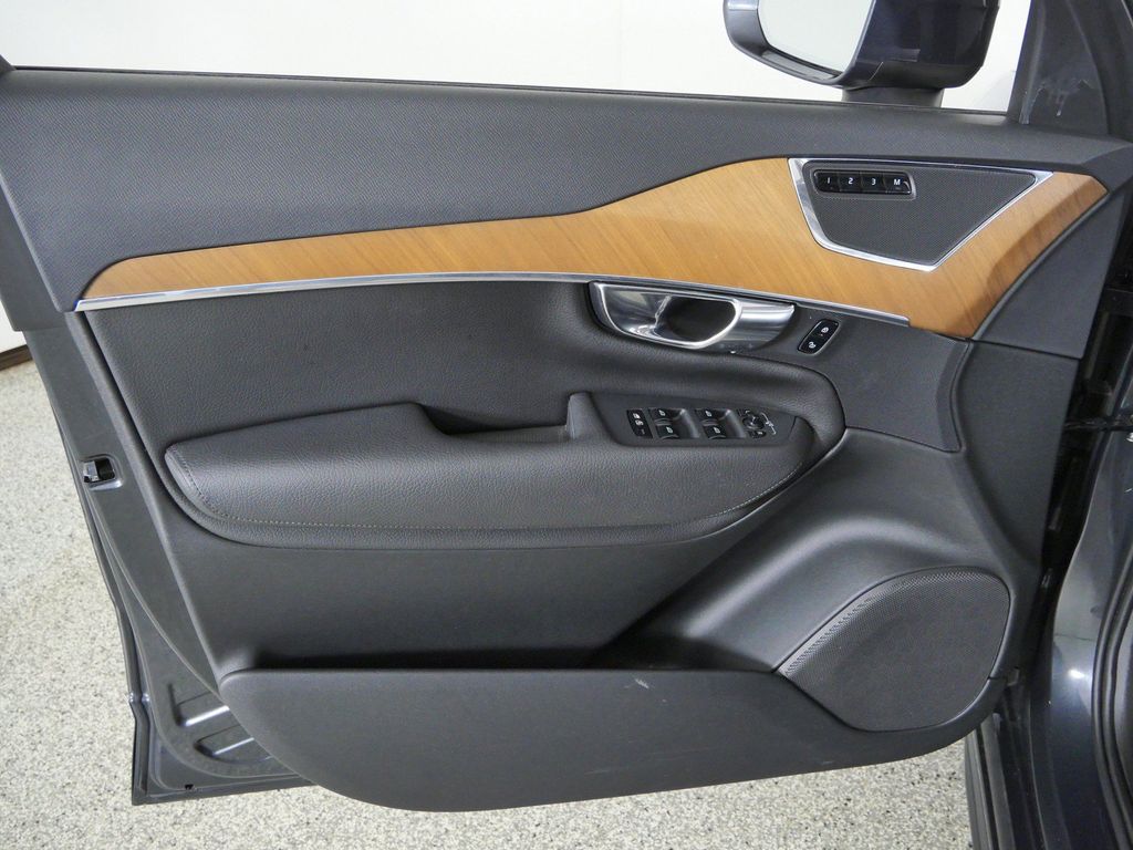 Thumbnail: 2021 Volvo XC90 - 32