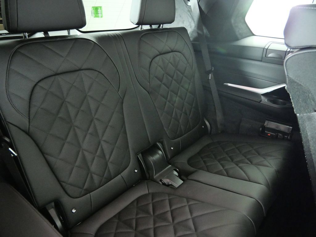 Thumbnail: 2026 BMW X7 - 30