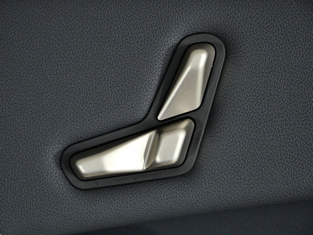 Thumbnail: 2022 BMW iX - 28