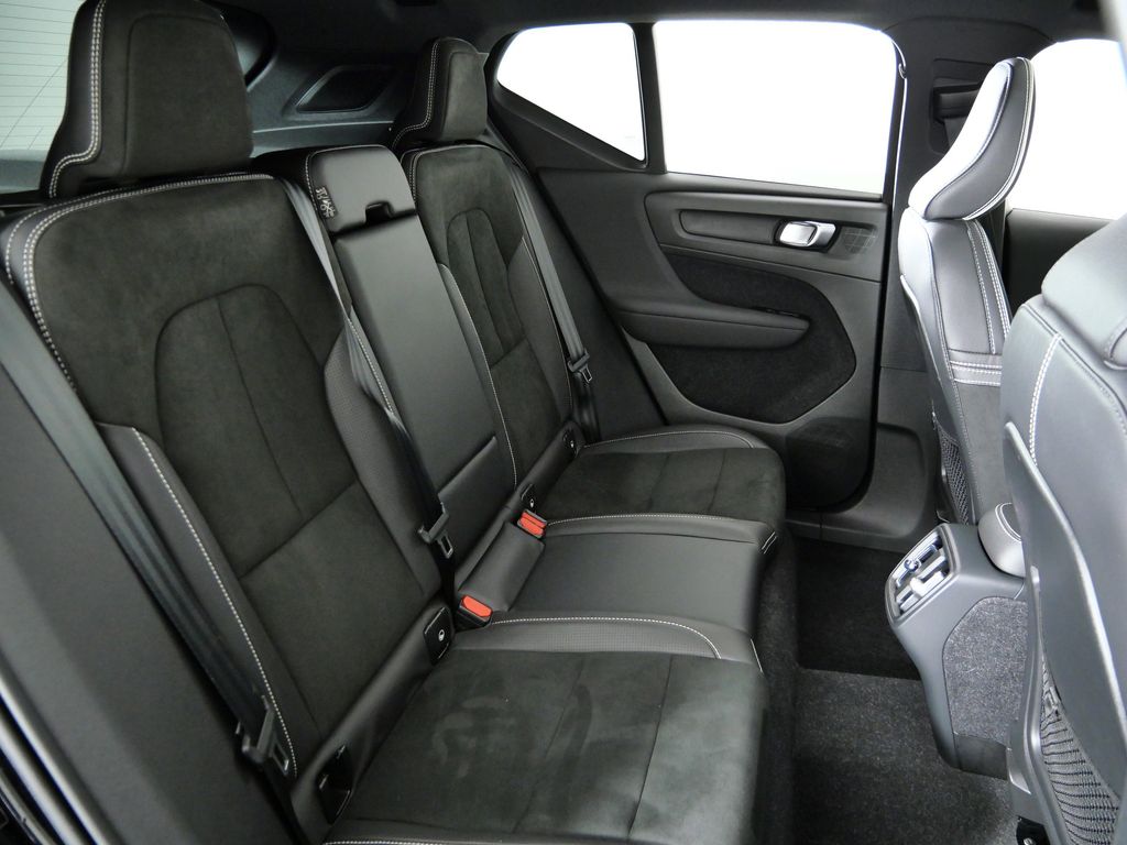 Thumbnail: 2021 Volvo XC40 - 27