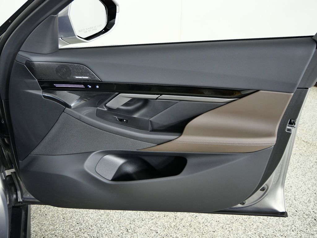 Thumbnail: 2025 BMW 5 Series - 23