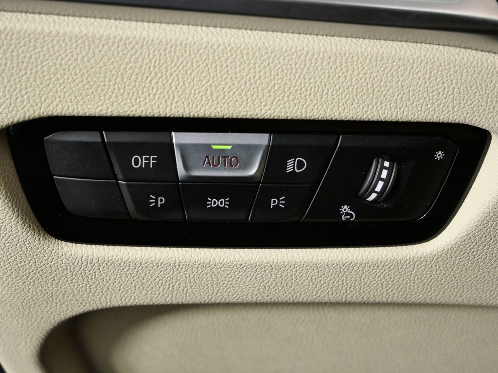 Thumbnail: 2025 BMW i4 - 39