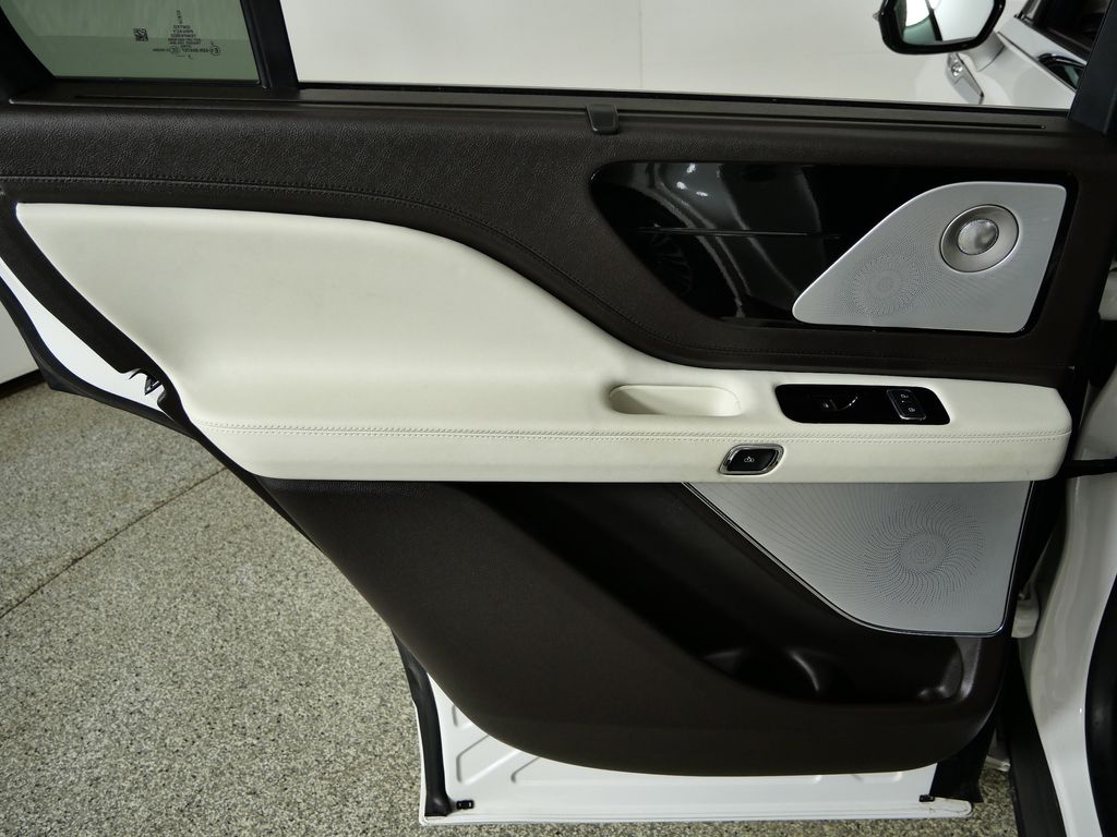 Thumbnail: 2020 Lincoln Aviator - 30