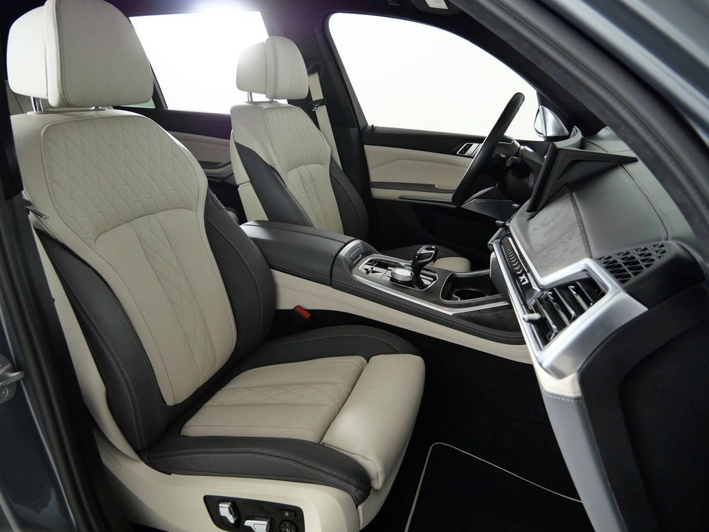 Thumbnail: 2023 BMW X7 - 25