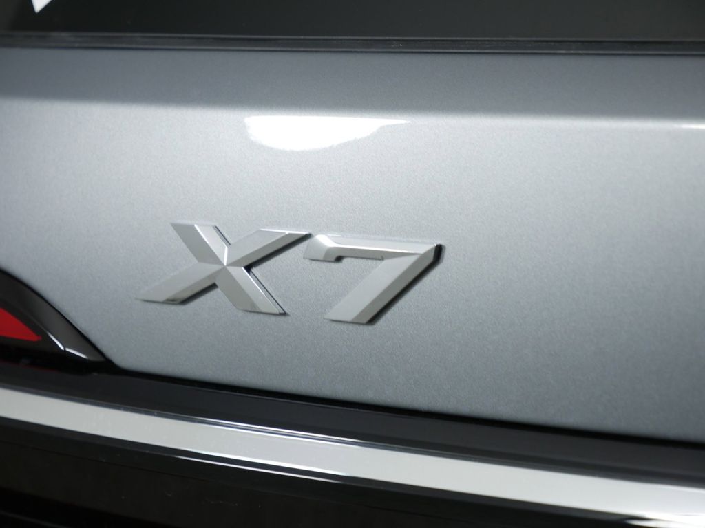 2025 BMW X7 xDrive40i 13