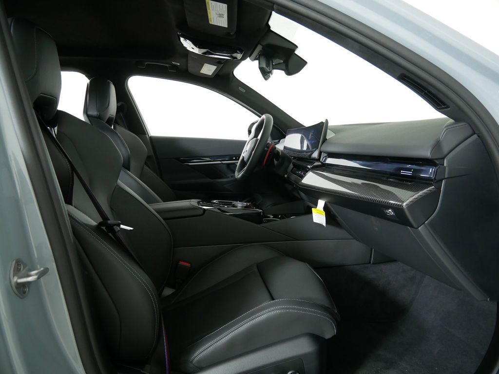 Thumbnail: 2025 BMW M5 - 19