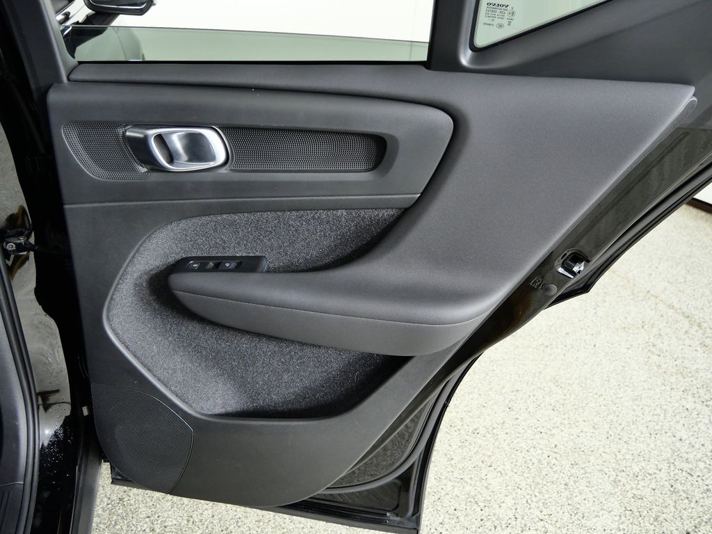 Thumbnail: 2021 Volvo XC40 - 25