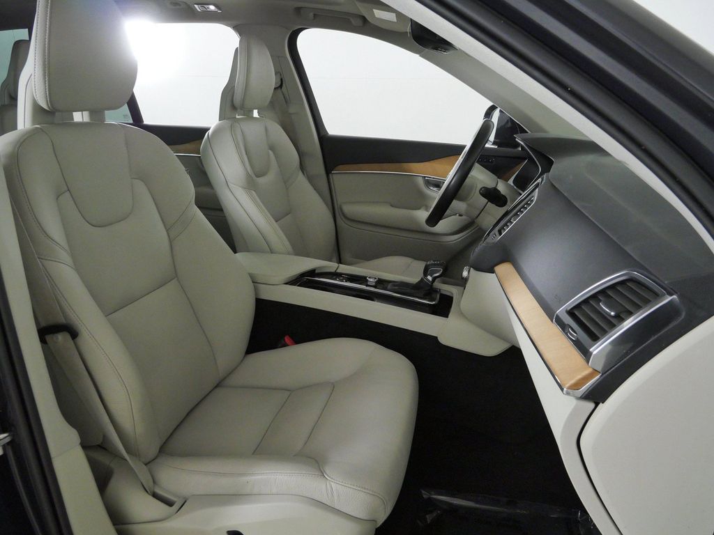 Thumbnail: 2022 Volvo XC90 - 20