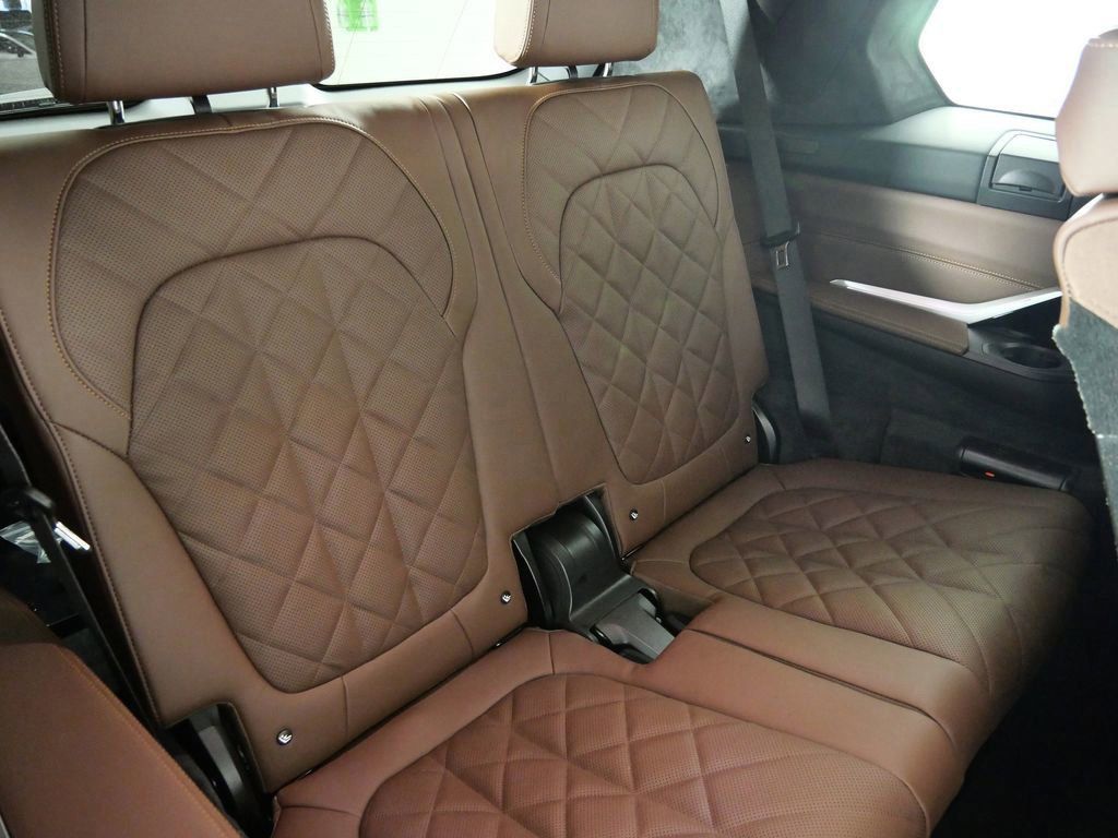 Thumbnail: 2026 BMW X7 - 30