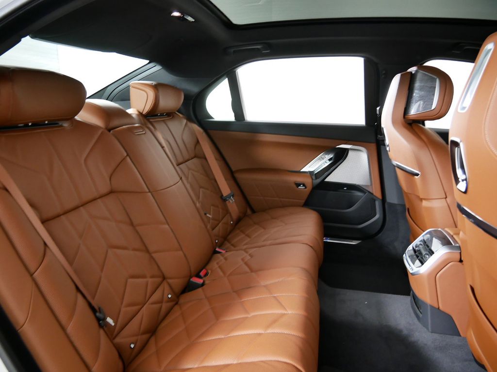 Thumbnail: 2024 BMW i7 - 24