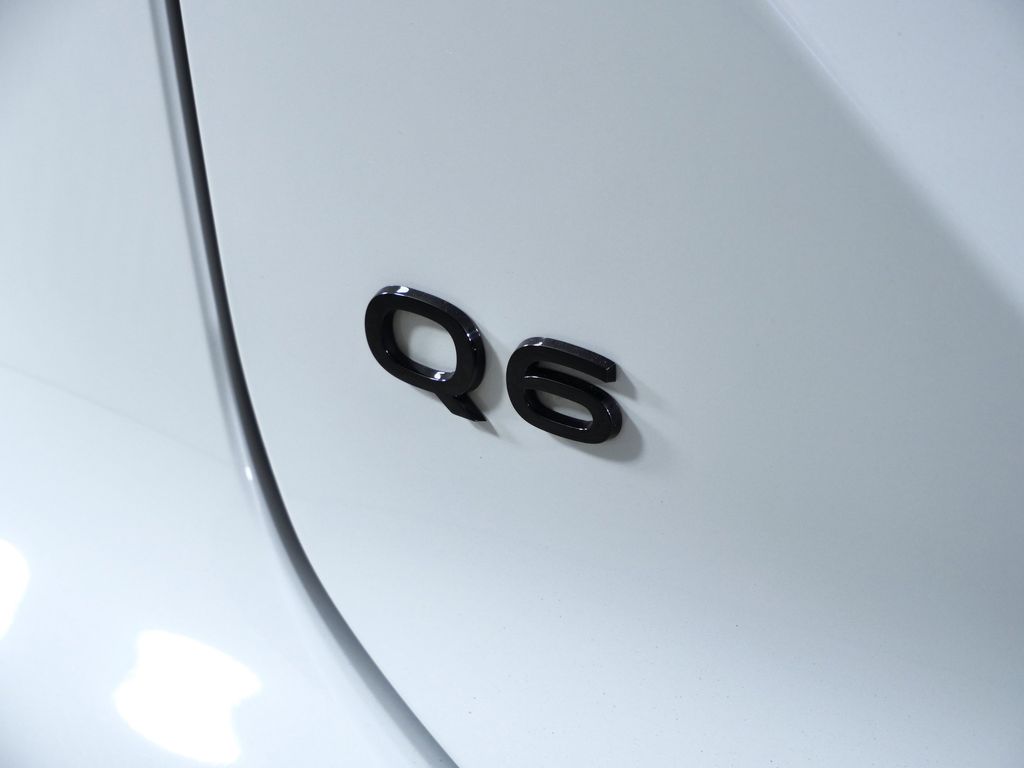 Thumbnail: 2025 Audi Q6 e-tron - 13