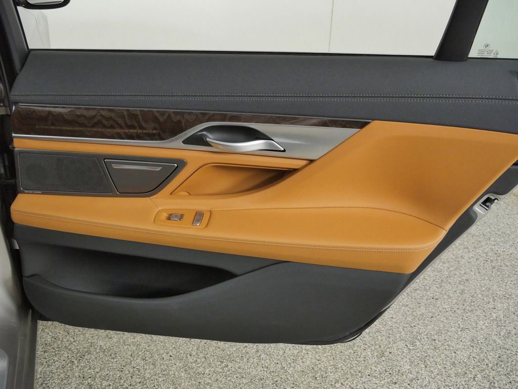 Thumbnail: 2022 BMW 7 Series - 28