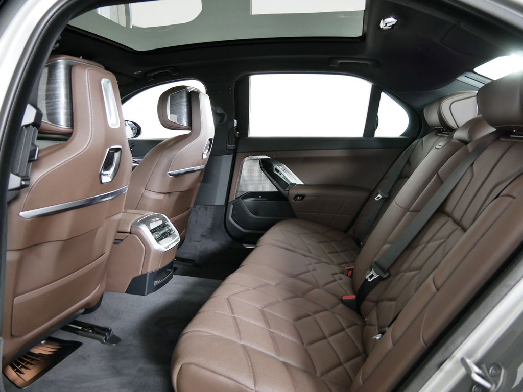Thumbnail: 2024 BMW i7 - 27