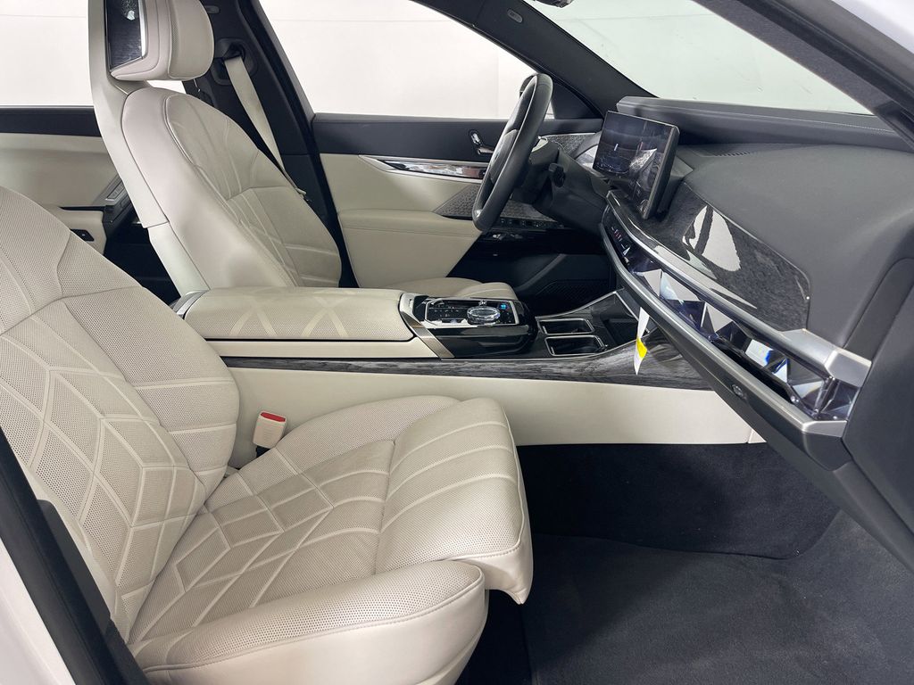 Thumbnail: 2023 BMW i7 - 24