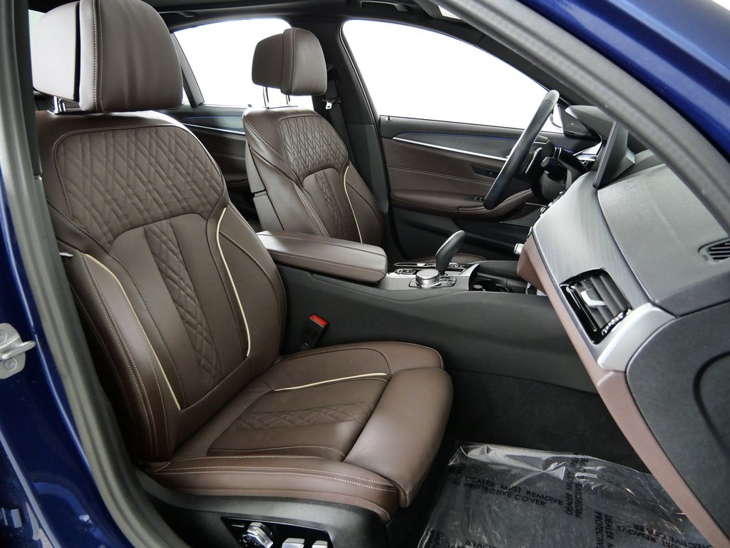 Thumbnail: 2023 BMW 5 Series - 26