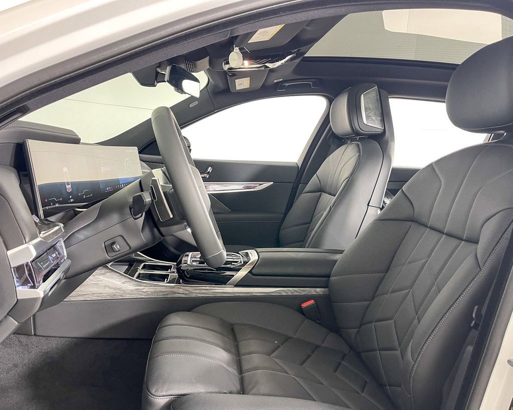 Thumbnail: 2025 BMW 7 Series - 33