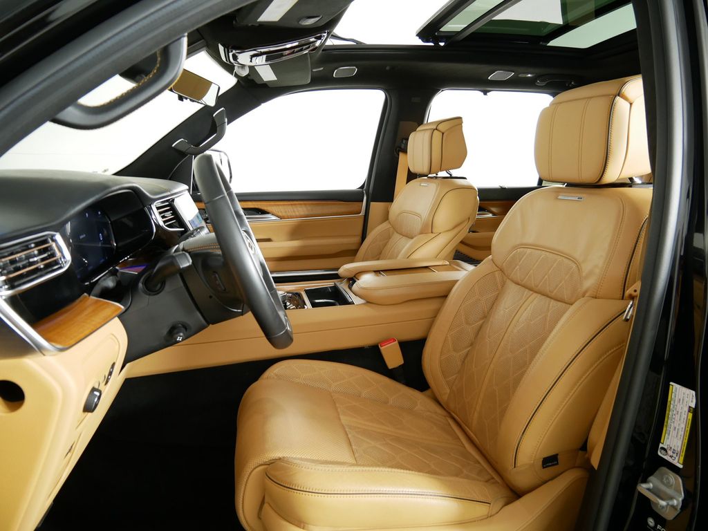 2022 Jeep Grand Wagoneer Series III 33