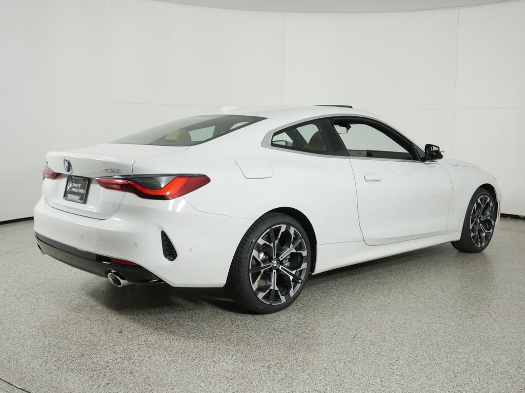 Thumbnail: 2025 BMW 4 Series - 10