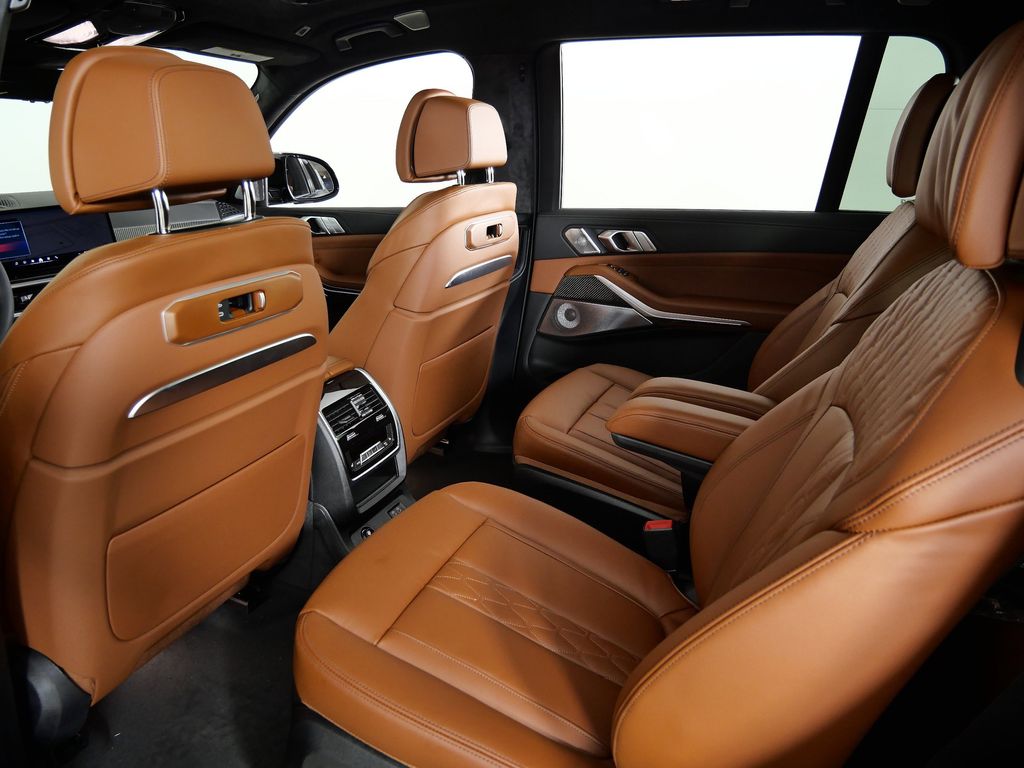 Thumbnail: 2026 BMW X7 - 32