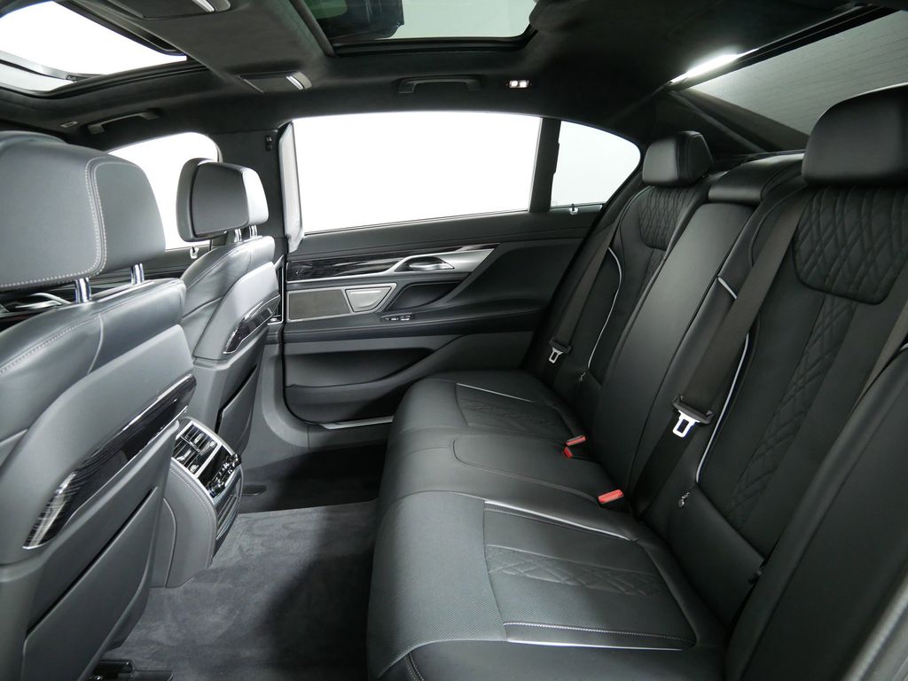2022 BMW 7 Series 750i xDrive 33