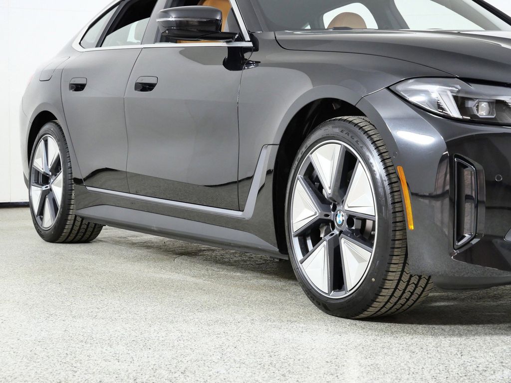 Thumbnail: 2026 BMW i4 - 6