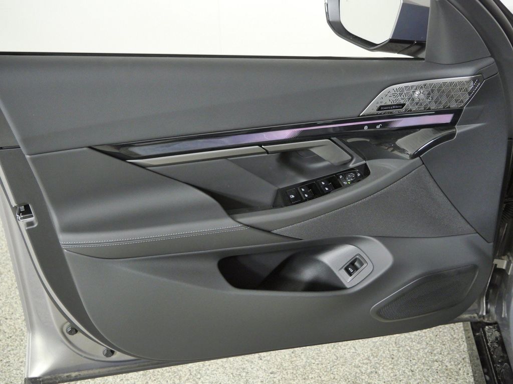 Thumbnail: 2027 BMW 5 Series - 32