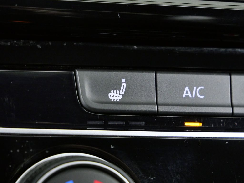 Thumbnail: 2021 Volkswagen Golf - 47