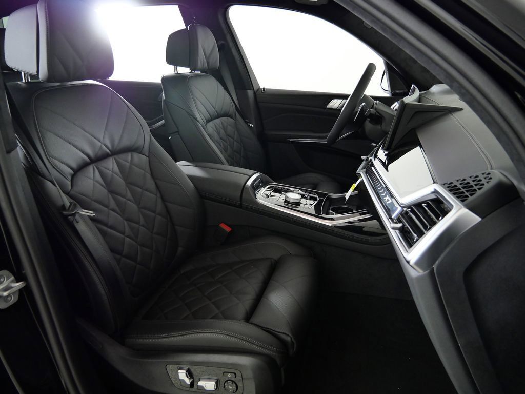 Thumbnail: 2026 BMW X7 - 23