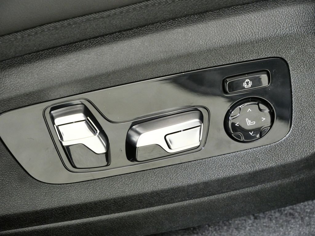 Thumbnail: 2026 BMW XM - 22