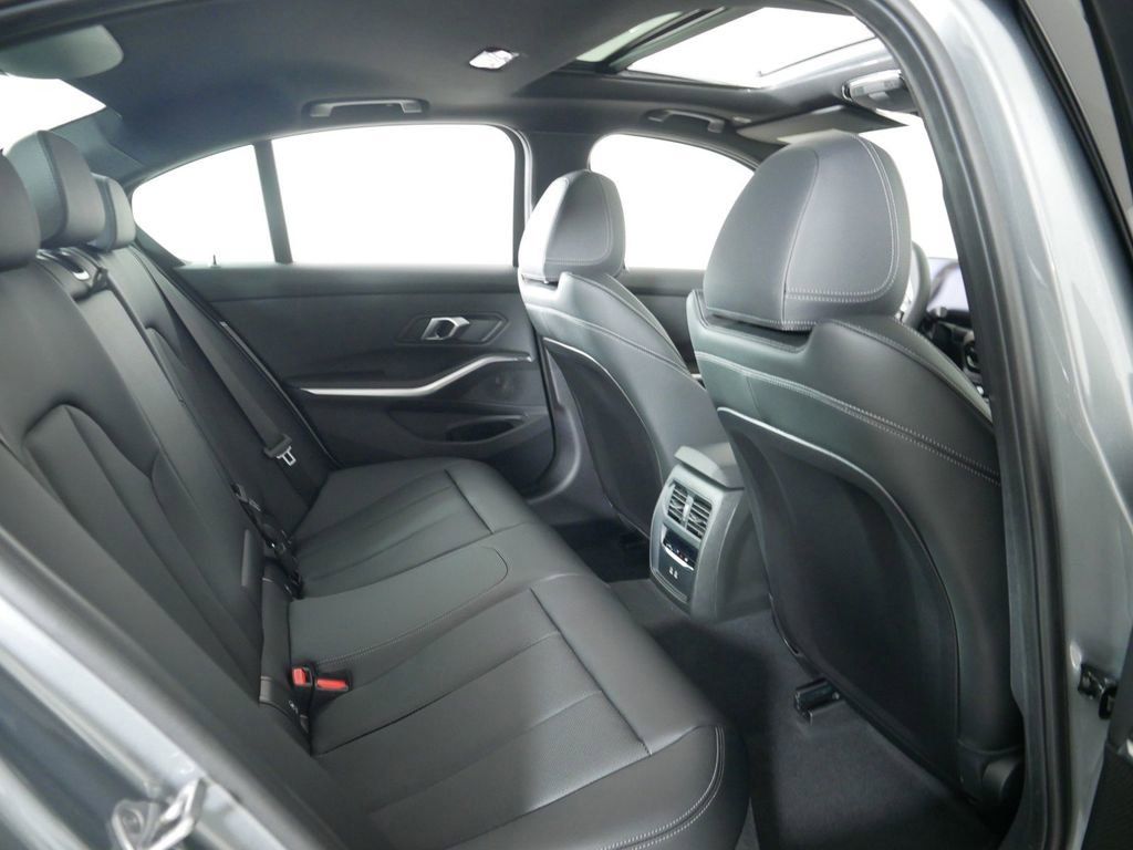 Thumbnail: 2025 BMW 3 Series - 29