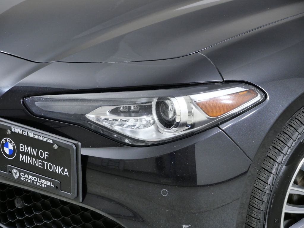 Thumbnail: 2017 Alfa Romeo Giulia - 4