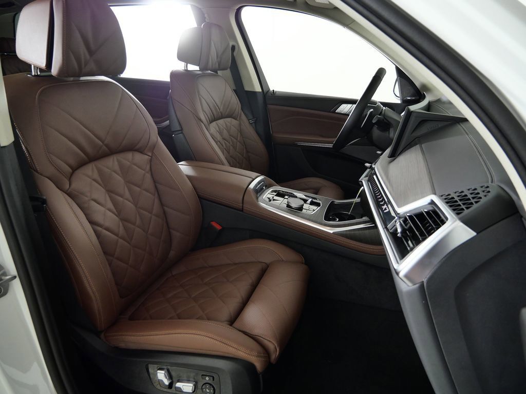 Thumbnail: 2026 BMW X7 - 23