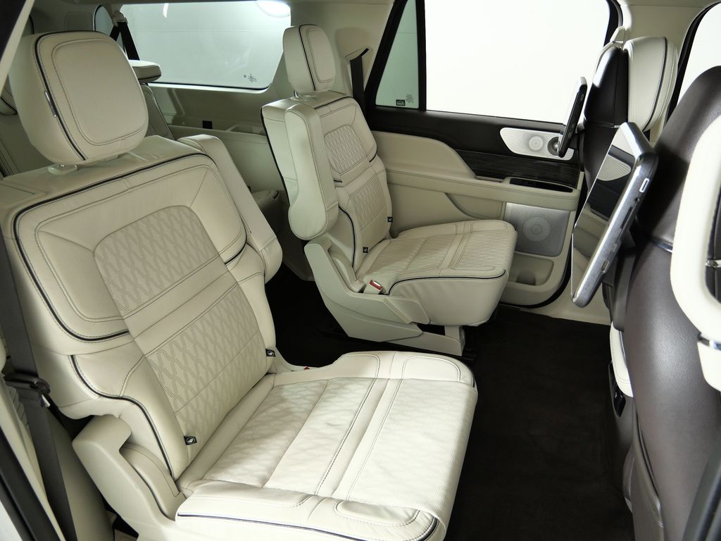 Thumbnail: 2023 Lincoln Navigator L - 27